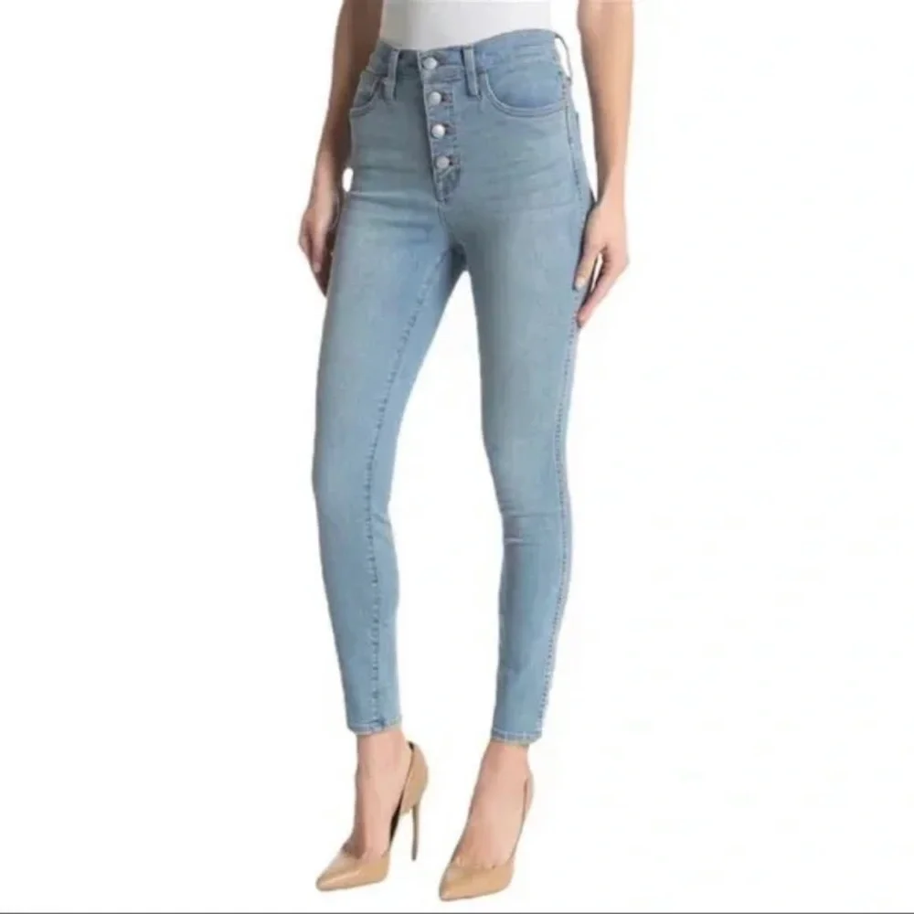 MADEWELL 10” HIGH-RISE LIGHT WASH BUTTON-FRONT RAW-HEM SKINNY JEANS. Sz30
